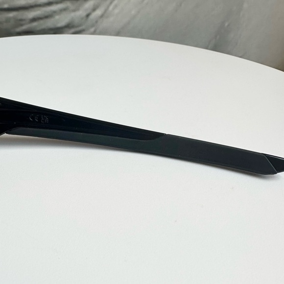 🕶️OAKLEY 🕶️ Valve Black Sunglasses OO9236 - Picture 15 of 15